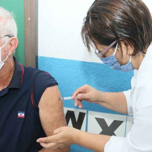 Prefeitura de Caraguatatuba retoma vacinação para idosos de 77 a 84 anos a partir de segunda-feira (8) em 10 UBSs