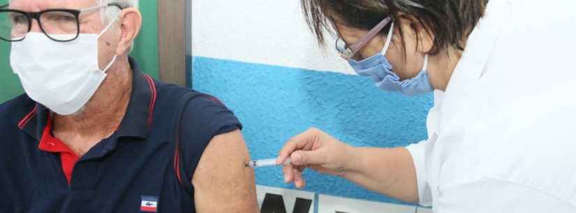 Prefeitura de Caraguatatuba retoma vacinação para idosos de 77 a 84 anos a partir de segunda-feira (8) em 10 UBSs