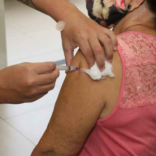 Covid-19: Caraguatatuba inicia vacinação para idosos de 75 e 76 anos