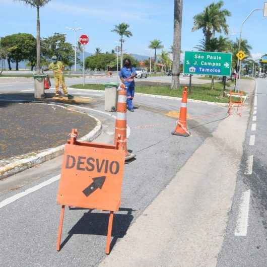 Prefeitura de Caraguatatuba alerta motoristas para presença de óleo na Avenida da Praia