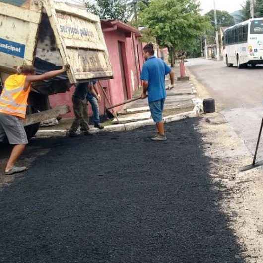 Prefeitura de Caraguatatuba segue com Operação ‘Tapa Buracos’ no bairro Morro do Algodão