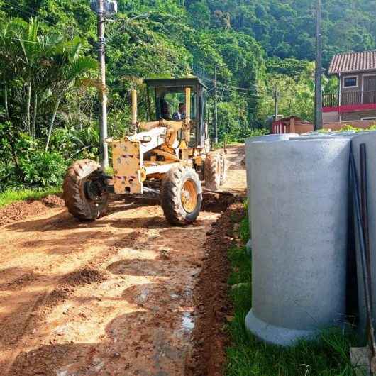 Prefeitura de Caraguatatuba instala nova tubulação de drenagem no Recanto Verde Mar