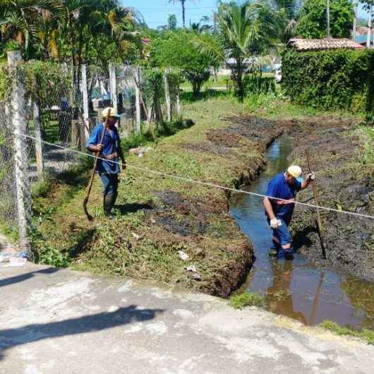 Prefeitura de Caraguatatuba realiza limpeza de canais por toda cidade