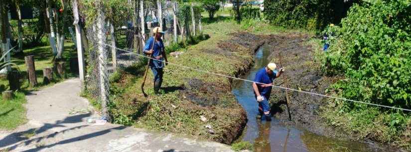 Prefeitura de Caraguatatuba realiza limpeza de canais por toda cidade
