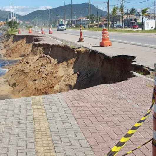 Defesa Civil de Caraguatatuba reforça sinalização em área atingida por ressaca na orla da Massaguaçu