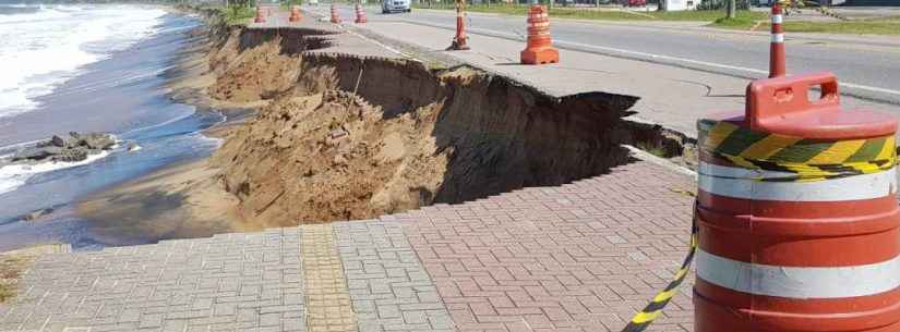 Defesa Civil de Caraguatatuba reforça sinalização em área atingida por ressaca na orla da Massaguaçu