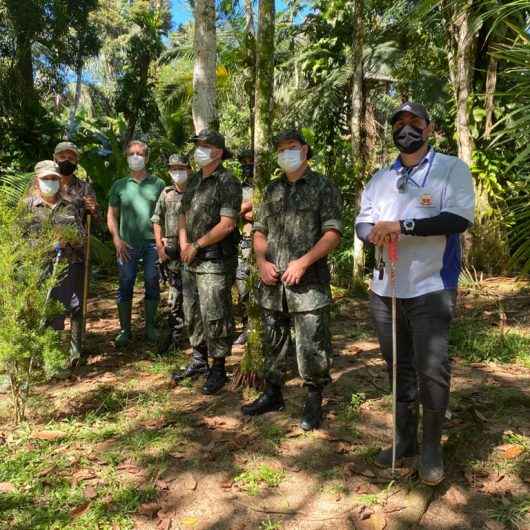 Prefeitura de Caraguatatuba recebe apoio da Polícia Ambiental e ONG para fiscalizar esgoto no Rio Tabatinga