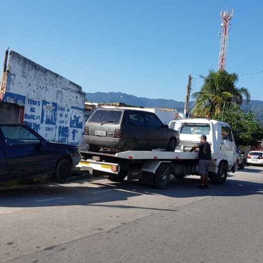 Retirada de carros abandonados em vias públicas de Caraguatatuba aumenta 61%  no mês de março