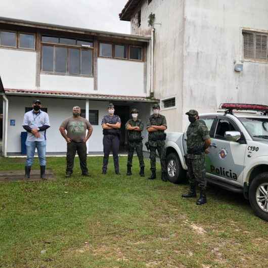 Força-tarefa da Prefeitura de Caraguatatuba e Polícia Ambiental monitora construções irregulares em área de risco no Benfica