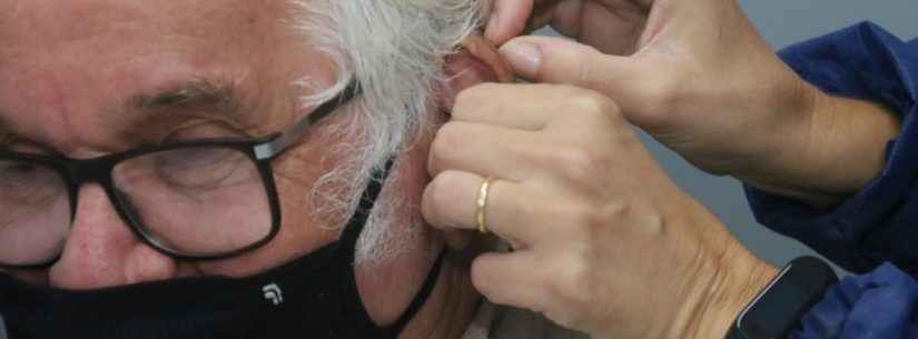 Caraguatatuba inicia entrega de 130 aparelhos auditivos para pacientes do setor de reabilitação do CEM
