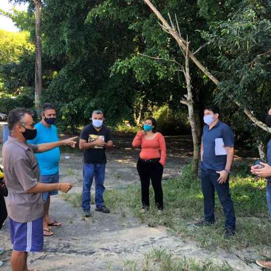 Prefeitura de Caraguatatuba discute com ambulantes processo de urbanização da praia da Mococa