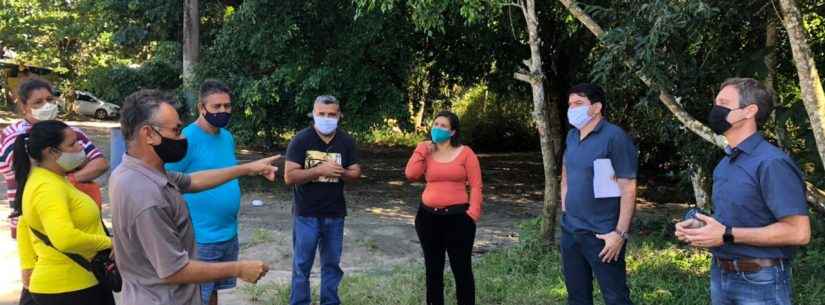 Prefeitura de Caraguatatuba discute com ambulantes processo de urbanização da praia da Mococa