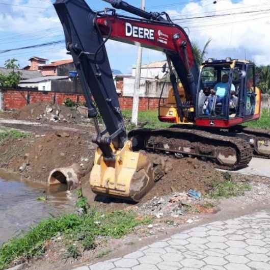 Prefeitura de Caraguatatuba faz transposição de tubos no Perequê-Mirim