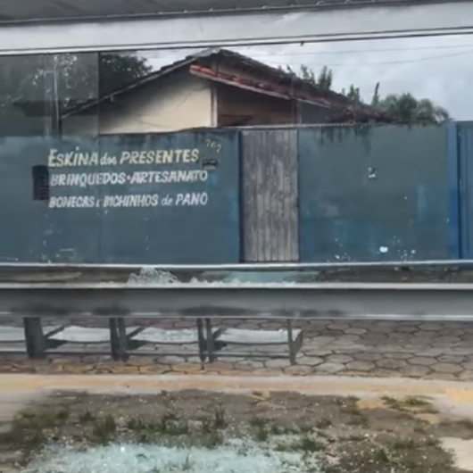 Jovem se compromete a ressarcir Prefeitura de Caraguatatuba após depredar abrigo de ônibus