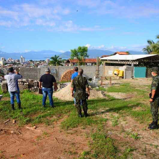 Prefeitura de Caraguatatuba e Polícia Ambiental reforçam fiscalização no morro do Benfica