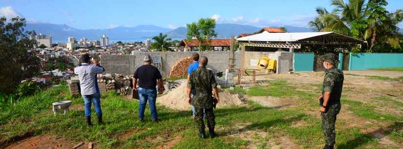 Prefeitura de Caraguatatuba e Polícia Ambiental reforçam fiscalização no morro do Benfica