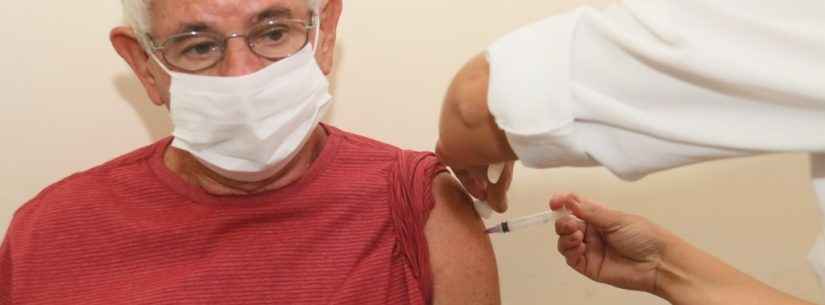 Vacinação contra Covid-19 para idosos de 68 a 71 anos continua paralisada por falta de doses, em Caraguatatuba