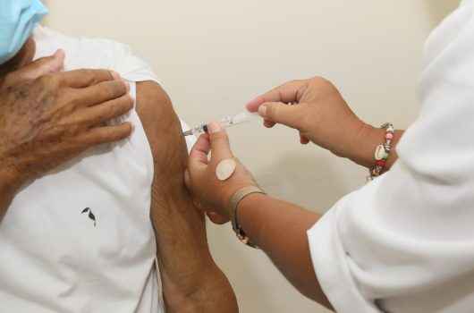 Caraguatatuba ultrapassa a marca de 20 mil doses aplicadas da vacina contra a covid-19 Caraguatatuba ultrapassa a marca de 20 mil doses aplicadas da vacina contra a covid-19