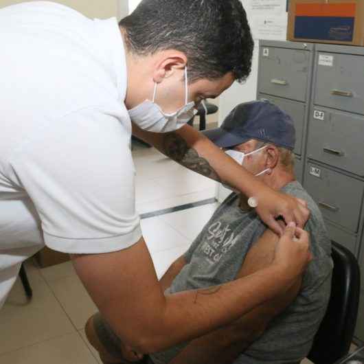 Dez dias após abertura da campanha a toda população, Caraguatatuba vacina mais de 4 mil contra gripe