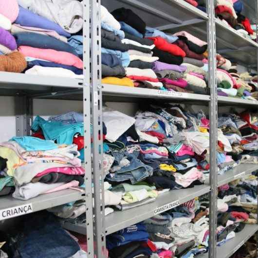 Fundo Social de Caraguatatuba repassa mais de 1,7 mil peças de roupas para famílias em extrema vulnerabilidade