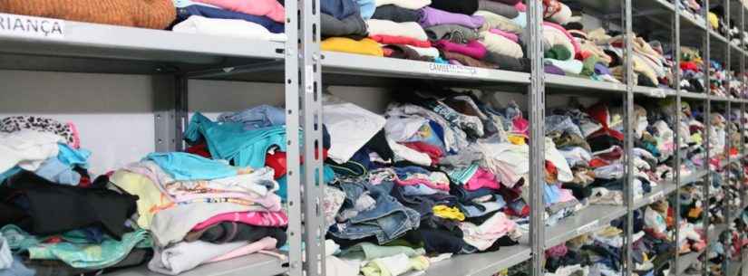 Fundo Social de Caraguatatuba repassa mais de 1,7 mil peças de roupas para famílias em extrema vulnerabilidade