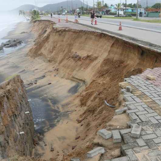 Defesa Civil de Caraguatatuba vistoria áreas atingidas por ressaca nas praias de Massaguaçu e Mococa