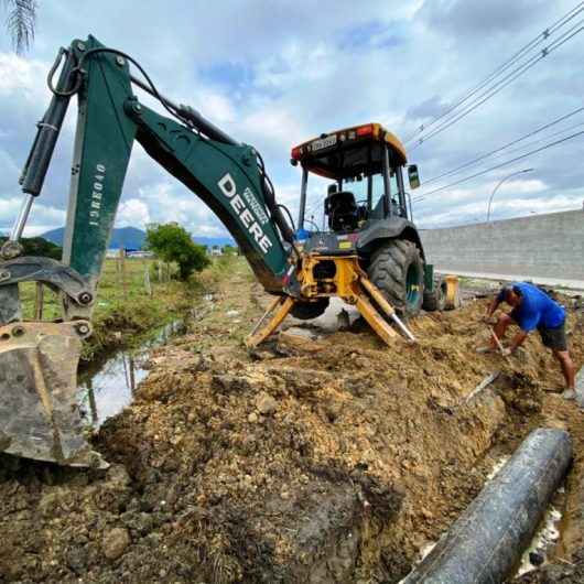 Prefeitura faz reparo em canal de drenagem na Estrada do Rio Claro