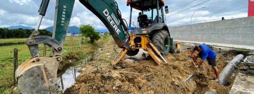 Prefeitura faz reparo em canal de drenagem na Estrada do Rio Claro