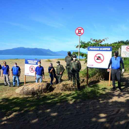 Fiscais da Secretaria de Urbanismo instalam placas e fazem ação de limpeza na Lagoa Azul, em Caraguatatuba