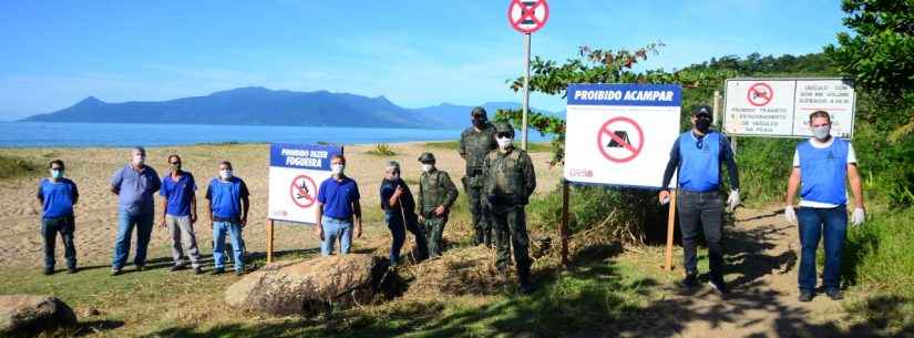 Fiscais da Secretaria de Urbanismo instalam placas e fazem ação de limpeza na Lagoa Azul, em Caraguatatuba