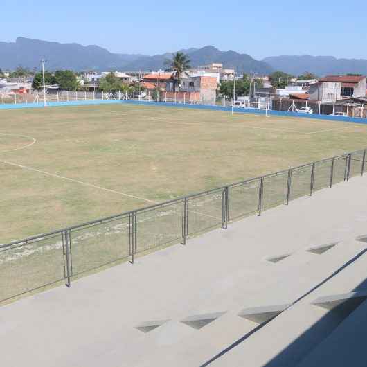 Prefeitura de Caraguatatuba entrega campo de futebol no bairro Golfinhos