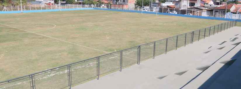 Prefeitura de Caraguatatuba entrega campo de futebol no bairro Golfinhos