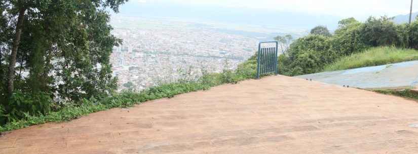 Vandalismo: Ladrões furtam bancos e gradis instalados no Morro Santo Antonio, em Caraguatatuba