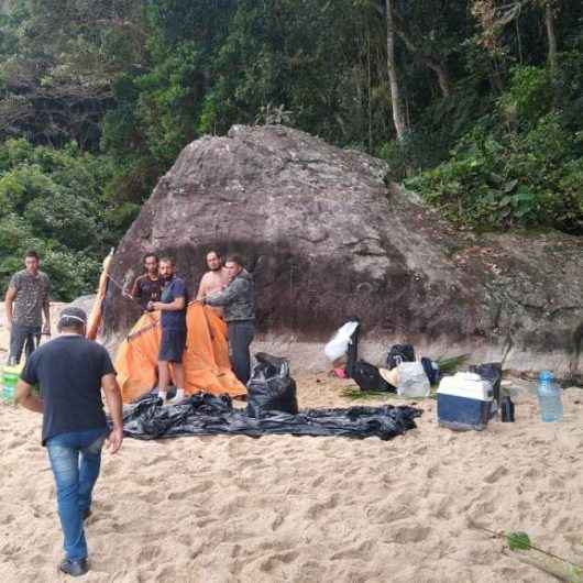 Secretaria de Urbanismo desmonta acampamento de turistas na Praia Brava