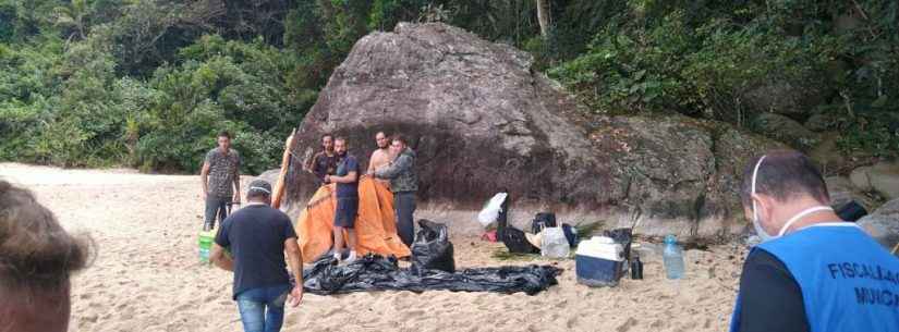 Secretaria de Urbanismo desmonta acampamento de turistas na Praia Brava