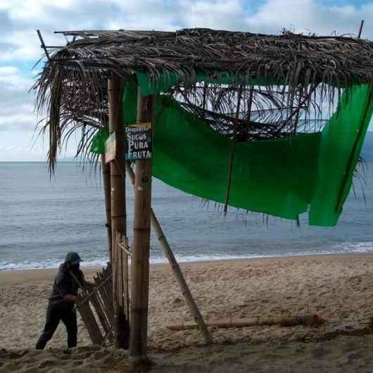 Praia limpa: Prefeitura de Caraguatatuba retira ‘quiosque’ improvisado da praia Martim de Sá