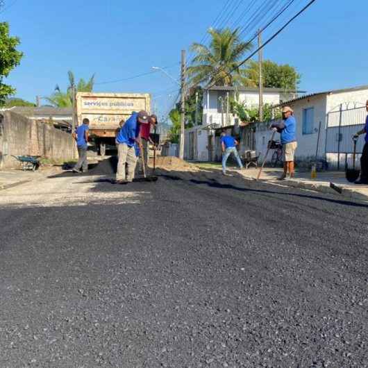 Prefeitura de Caraguatatuba avança com serviço de tapa buraco no Perequê Mirim