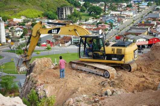 Defesa Civil acompanha retirada de terra em morro do bairro Cidade Jardim Defesa Civil acompanha retirada de terra em morro do bairro Cidade Jardim