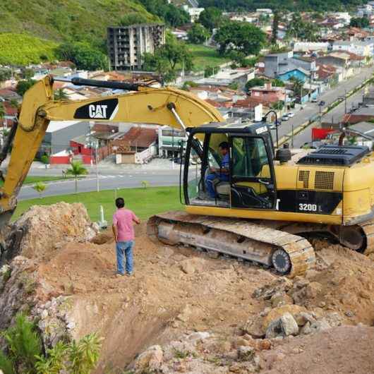 Defesa Civil acompanha retirada de terra em morro do bairro Cidade Jardim