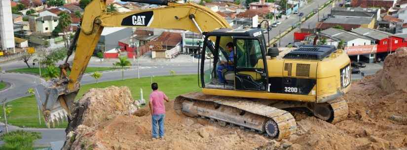 Defesa Civil acompanha retirada de terra em morro do bairro Cidade Jardim