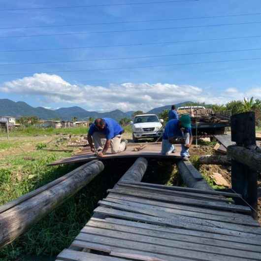Prefeitura de Caraguatatuba reforma ponte de madeira no Jardim Tarumã