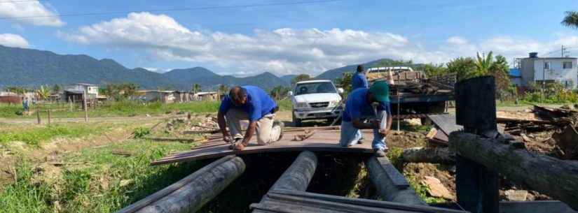 Prefeitura de Caraguatatuba reforma ponte de madeira no Jardim Tarumã