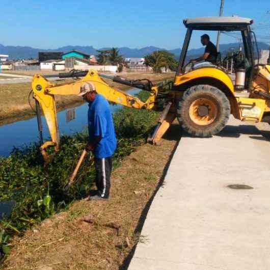 Prefeitura de Caraguatatuba realiza serviços de limpeza e roçada por toda cidade