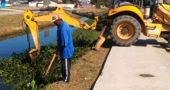 Prefeitura de Caraguatatuba realiza serviços de limpeza e roçada por toda cidade