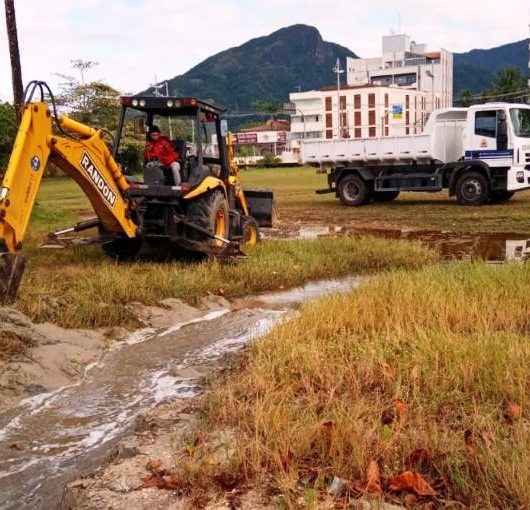 Prefeitura realiza limpeza nos canais de drenagem da praia do Centro