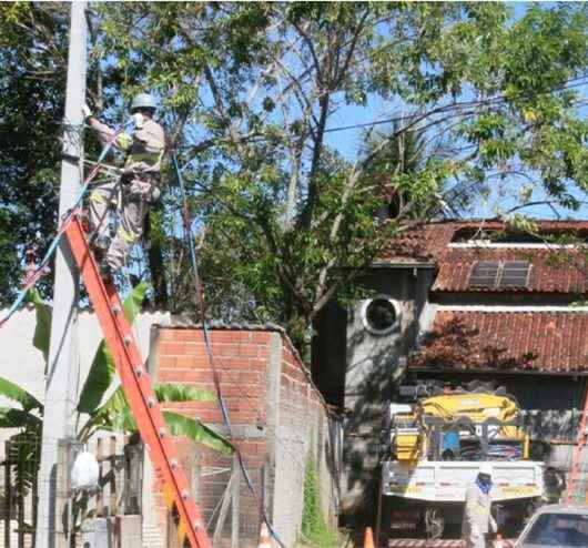 Prefeitura de Caraguatatuba amplia rede de iluminação na Rua Benedito Serafim no bairro Massaguaçu