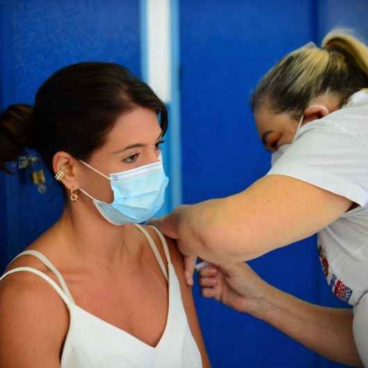 Prefeitura de Caraguatatuba vacina profissionais e trabalhadores de saúde contra Covid-19 no próximo sábado (22)