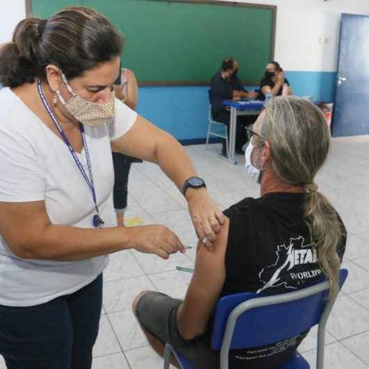 Caraguatatuba aplica segunda dose da vacina contra Covid-19 em profissionais da educação nos dias 5 e 6 de maio