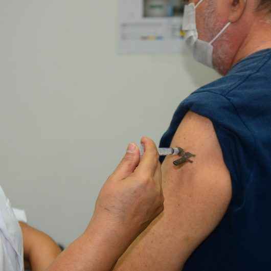 Caraguatatuba inicia vacinação em pessoas de 40 a 44 anos com comorbidades e mantém vacinação de idosos