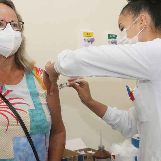 Caraguatatuba inicia vacinação em pessoas de 40 a 44 anos com comorbidades e mantém vacinação de idosos